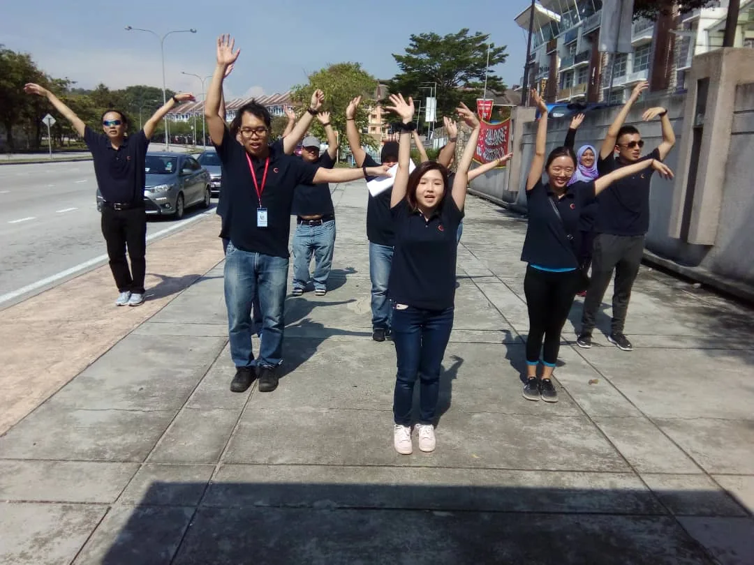 Tetra Exponus team with arms raised during an outdoor street activity