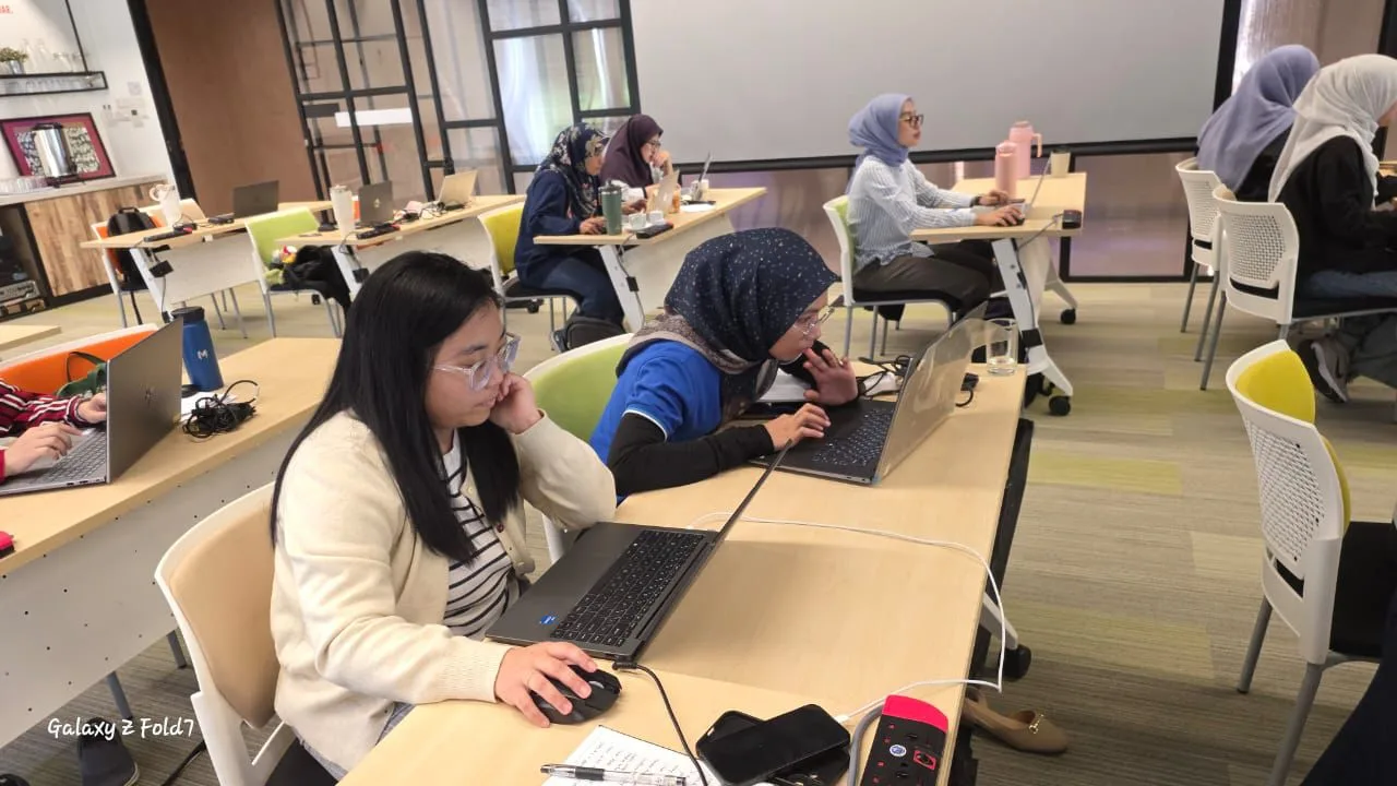 Tetra Exponus participants focused in a modern classroom