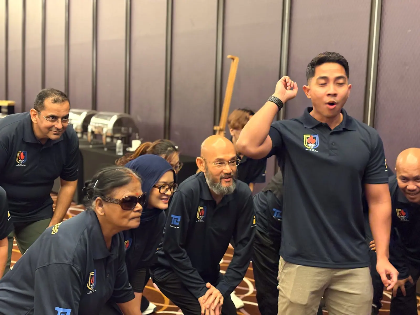 Tetra Exponus training team huddle